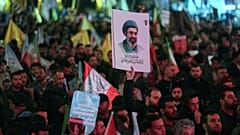 رفع مسلمون شيعة الأعلام الإيرانية وحملوا صورة المرشد الإيراني الراحل آية الله مجتبى خامنئي خلال المسيرة السنوية ليوم القدس