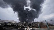 İran'ın başkenti Tahran'da ABD-İsrail ortak saldırısı sonucu hedef alınan bir petrol depolama tesisinden yükselen yoğun duman bulutu, 8 Mart 2026.