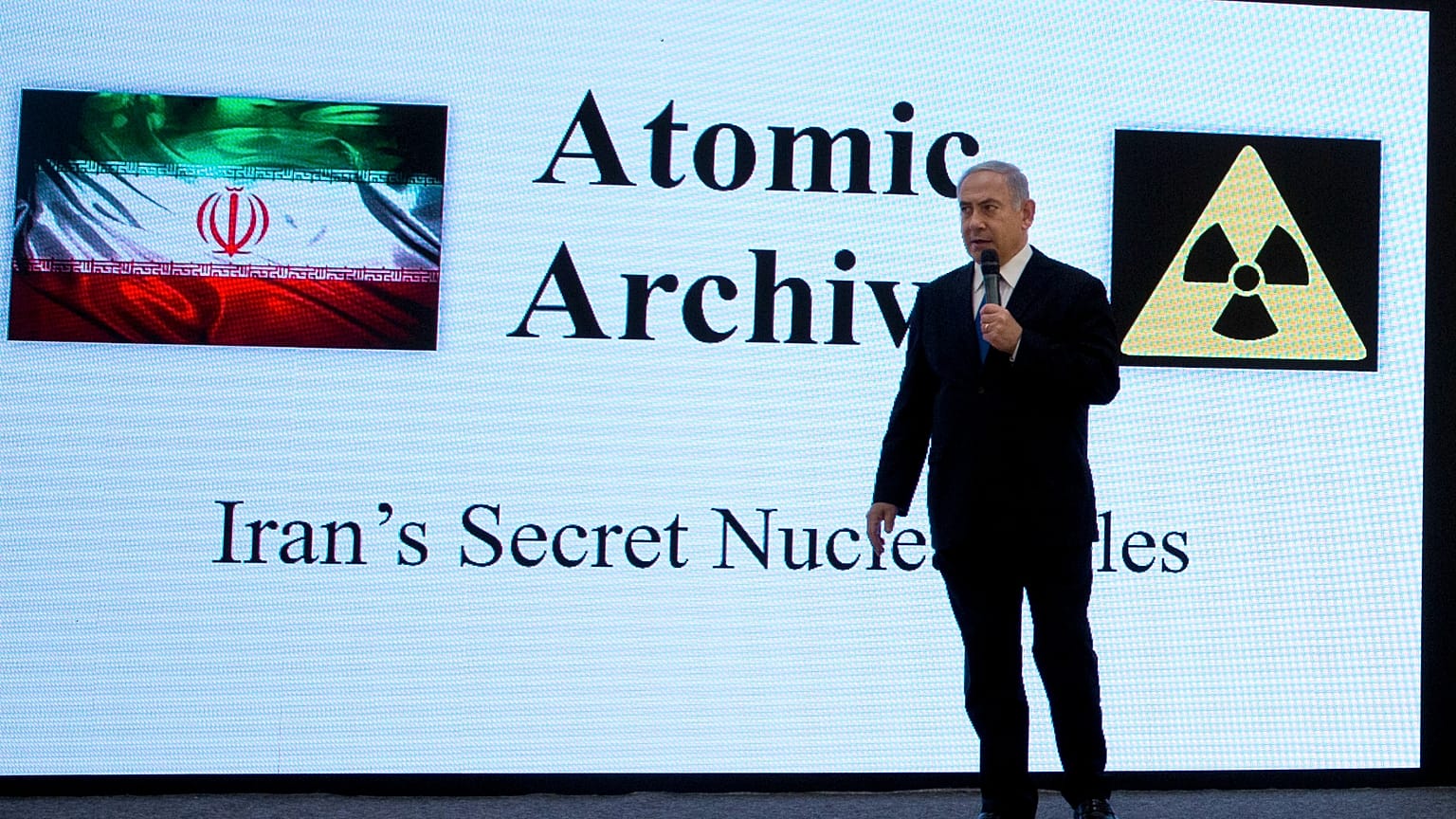 صورة أرشيفية - في هذه الصورة الأرشيفية التي التُقطت يوم الاثنين 30 أبريل/نيسان 2018، يعرض رئيس الوزراء الإسرائيلي بنيامين نتنياهو موادًا تتعلق بالبرنامج النووي الإيراني