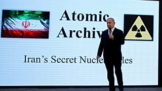 صورة أرشيفية - في هذه الصورة الأرشيفية التي التُقطت يوم الاثنين 30 أبريل/نيسان 2018، يعرض رئيس الوزراء الإسرائيلي بنيامين نتنياهو موادًا تتعلق بالبرنامج النووي الإيراني