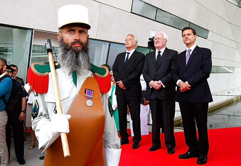 Egy baltás pionír Enrique Peña Nieto volt mexikói elnök és francia politikusok társaságában