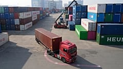Ein Lastwagen fährt an Containern im Uiwang-ICD-Terminal in Uiwang, Südkorea, am zwölften März 2026 vorbei.