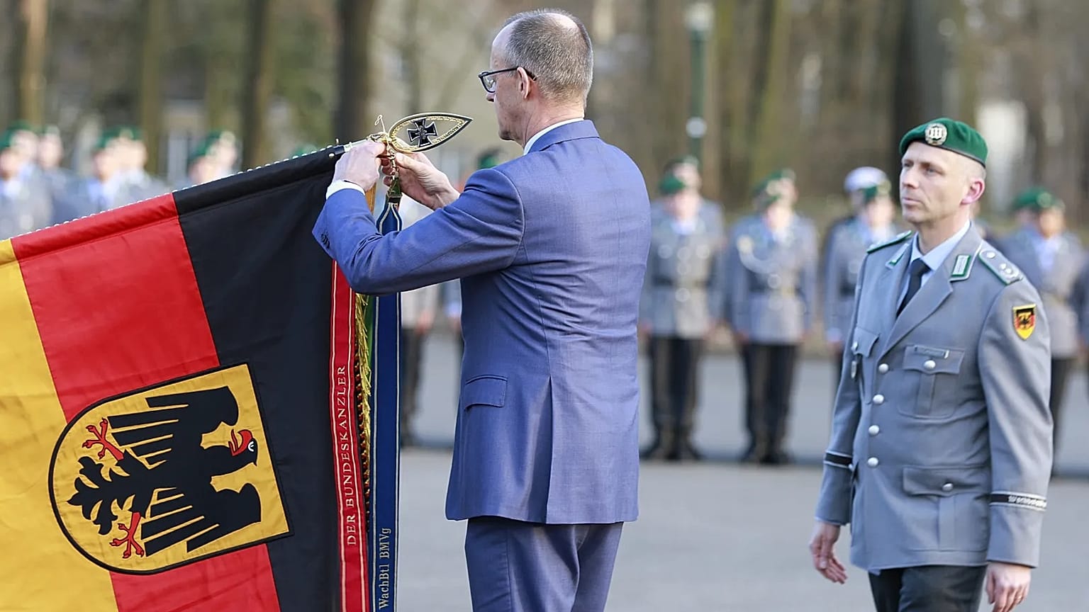 Merz verleiht dem Wachbataillon das Fahnenband des Bundeskanzlers
