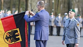 Merz verleiht dem Wachbataillon das Fahnenband des Bundeskanzlers