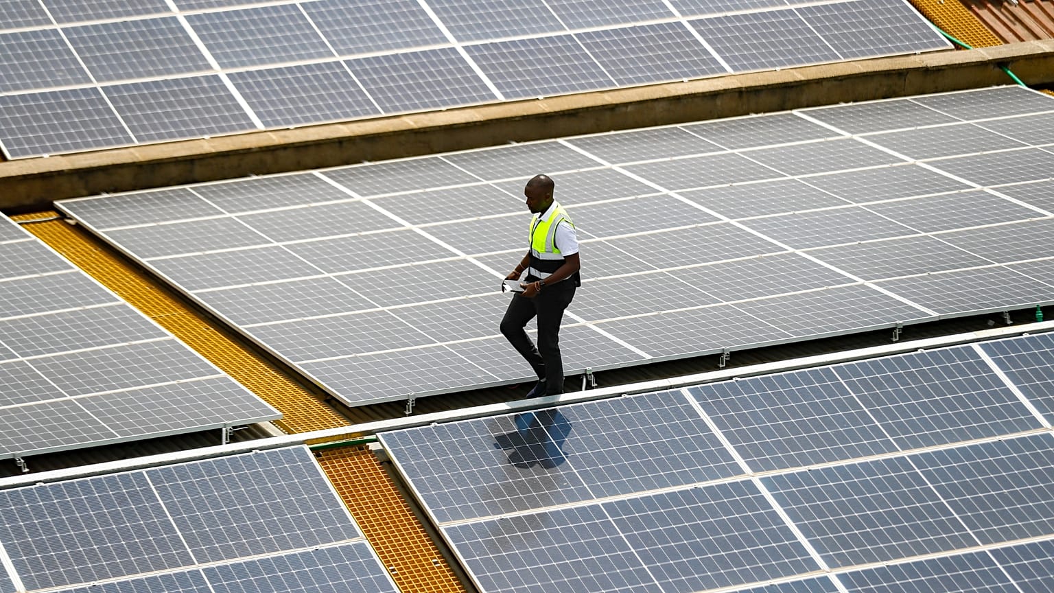 DOCUMENT - Mark Munyua, technicien de CP Solar, inspecte des panneaux solaires sur le toit d'une entreprise à Nairobi, au Kenya, le 1er septembre 2023.