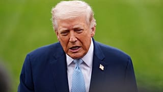 الرئيس الأميركي دونالد ترامب يتحدث إلى الصحفيين قبل مغادرته على متن طائرة "مارين ون" من الحديقة الجنوبية للبيت الأبيض، يوم الجمعة 20 مارس/آذار 2026، في واشنطن. 