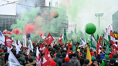 Farmers wave banners and set off flares during a demonstration against the EU-Mercusor trade agreement outside the European Parliament in Strasbourg, 20 January 2026.