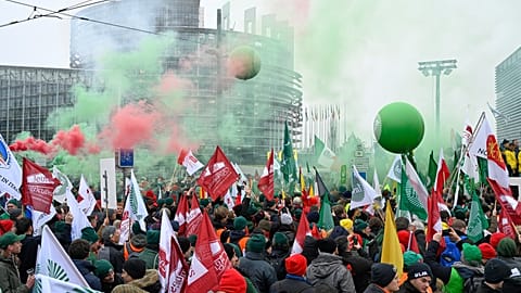Farmers wave banners and set off flares during a demonstration against the EU-Mercusor trade agreement outside the European Parliament in Strasbourg, 20 January 2026.
