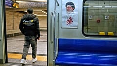 Ein Mann verlässt einen U-Bahn-Zug, vorbei an einem Bild des verstorbenen iranischen Ayatollah Ali Khamenei, in Teheran, 13. März 2026