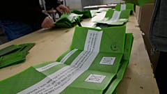 Lo spoglio delle schede in un seggio elettorale al termine delle votazioni per il referendum sulla riforma giudiziaria a Roma, lunedì 23 marzo 2026.