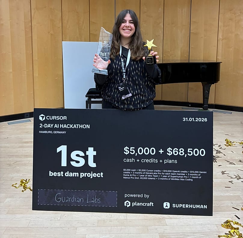 Rita Barbosa com o prémio ganho no Hackathon em Hamburgo