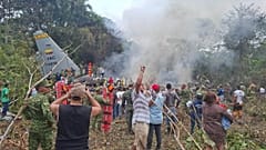 Varias personas rodean un avión de carga militar que se estrelló tras despegar de Puerto Leguizamo, Colombia, el lunes 23 de marzo de 2026.