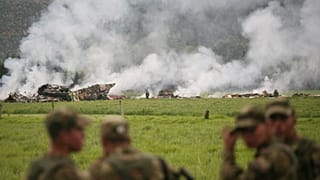 ARCHIVO: Soldados custodian el perímetro alrededor del lugar donde se estrelló un Boeing 747 en Madrid, cerca de Bogotá, el 7 de julio de 2008.
