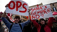 Sostenitori del NO al referendum in piazza a Roma lunedì dopo la bocciatura nelle urne della riforma della giustizia