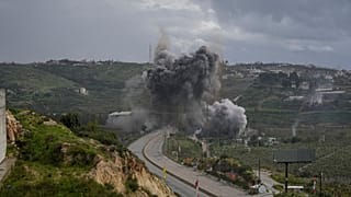 تصاعد الدخان إثر غارة إسرائيلية استهدفت جسر القاسمية قرب مدينة صور جنوب لبنان، في 22 مارس 2026.