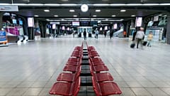 Fahrgäste gehen während eines Zugstreiks am Mittwoch, 22. April 2015, durch einen ruhigen Brüsseler Midi-Bahnhof. 