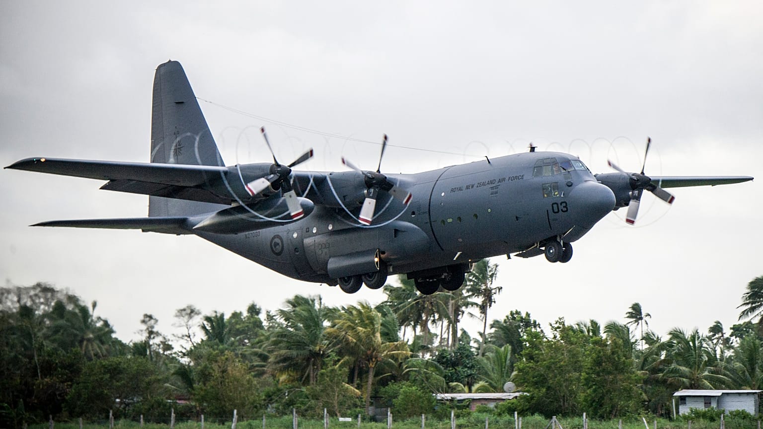 أقلعت طائرة نقل عسكرية من طراز سي-130 هيركوليز تابعة لسلاح الجو الملكي النيوزيلندي من مطار ناوسوري، بعد أن قامت بتسليم مساعدات وشحنات لدعم جهود الإغاثة في أعقاب الإعصار الاستو