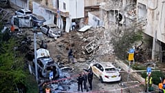İsrail güvenlik ve kurtarma güçleri Tel Aviv'de İran tarafından gerçekleştirilen füze saldırısına müdahale ederken, 24 Mart 2026