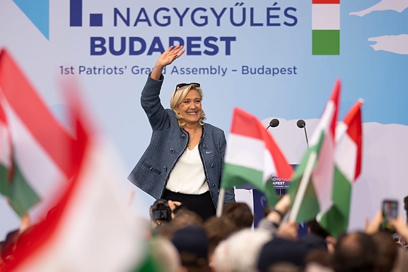 Marine Le Pen na Assembleia de partidos de extrema-direita europeus com o grupo de Orbán, "Patriotas para a Europa", em Budapeste, Hungria, segunda-feira, 23 de março de 2026