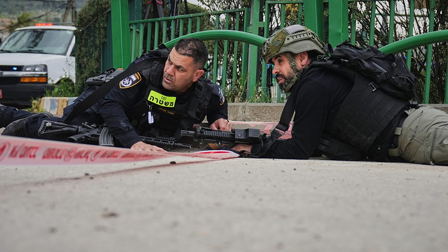 عناصر من قوات الأمن الإسرائيلية يحتمون مع انطلاق صفارات الإنذار التي تحذّر من صواريخ أُطلقت من لبنان، في كريات شمونة شمال إسرائيل، 23 مارس 2026.