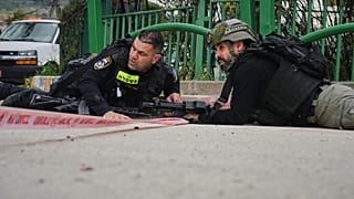 عناصر من قوات الأمن الإسرائيلية يحتمون مع انطلاق صفارات الإنذار التي تحذّر من صواريخ أُطلقت من لبنان، في كريات شمونة شمال إسرائيل، 23 مارس 2026.