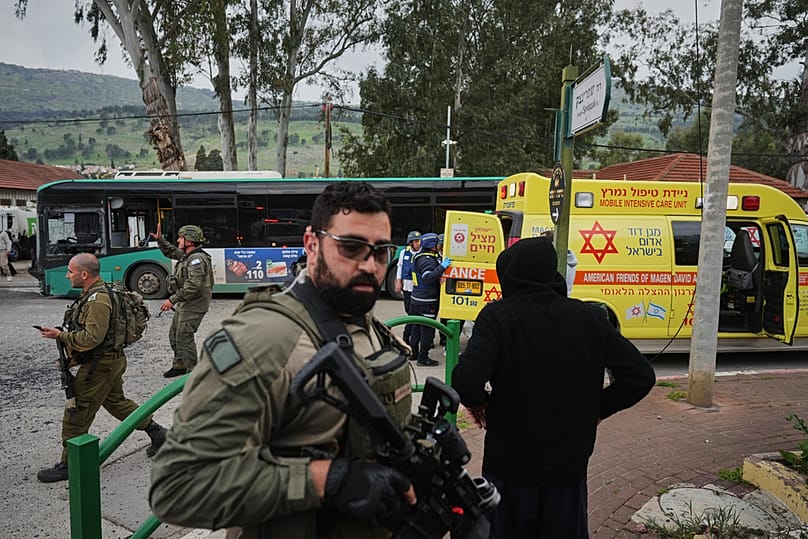 قوات الأمن الإسرائيلية تتفقد موقعًا أصابه صاروخ أُطلق من لبنان في كريات شمونة شمال إسرائيل، الاثنين، 23 مارس 2026.