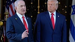 يستمع الرئيس دونالد ترامب إلى رئيس الوزراء الإسرائيلي بنيامين نتنياهو وهو يتحدث خلال وصوله إلى ناديه مار-أ-لاغو، يوم الاثنين 29 ديسمبر 2025، في بالم بيتش، فلوريدا. (صورة من وك