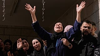 نساء فلسطينيات ينعين ثائر فاروق حمايل (24 عامًا)، الذي قُتل في اشتباك مع مستوطنين إسرائيليين، خلال تشييعه في قرية أبو فلاح بالضفة الغربية، الأحد 8 مارس 2026.