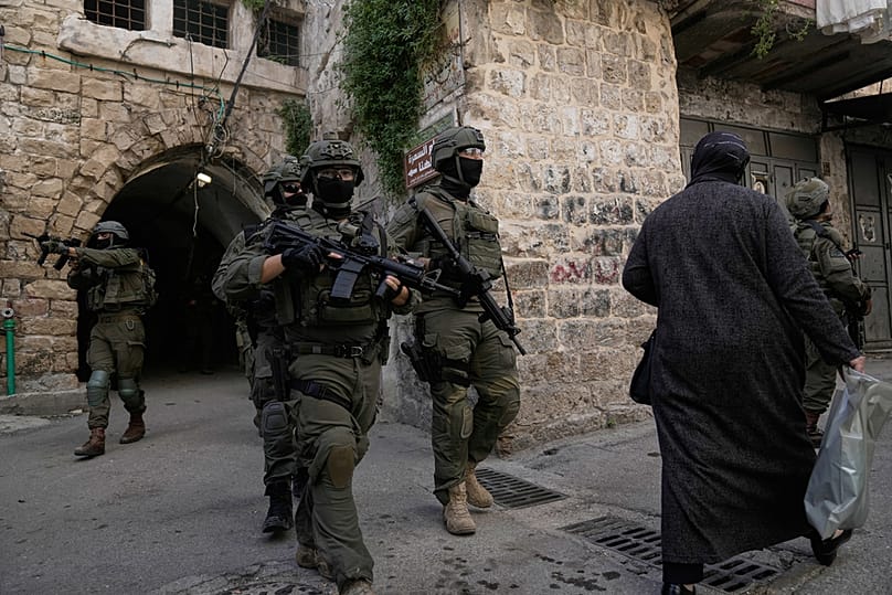 جنود إسرائيليون خلال اقتحام عسكري في مدينة نابلس بالضفة الغربية، الأربعاء 11 فبراير 2026.