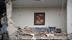 Trümmer bedecken die Möbel eines zerstörten Wohnzimmers in einem Wohnhaus, das bei einem früheren amerikanisch-israelischen Angriff in Teheran, Iran, getroffen wurde, Montag, 23. März 2026.