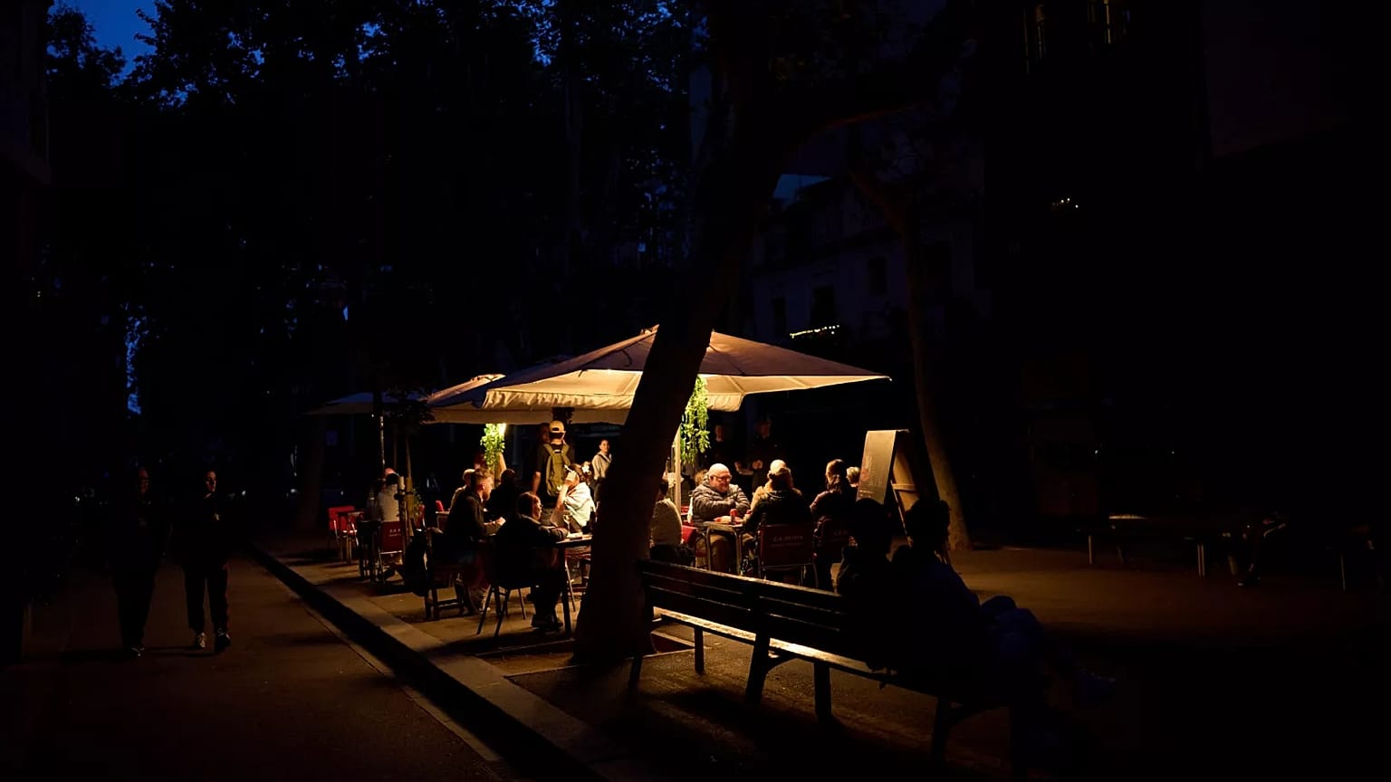 Clientes jantam num restaurante iluminado por um gerador durante um apagão em Barcelona, Espanha, segunda-feira, 28 de abril de 2025.
