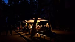 Clientes jantam num restaurante iluminado por um gerador durante um apagão em Barcelona, Espanha, segunda-feira, 28 de abril de 2025.