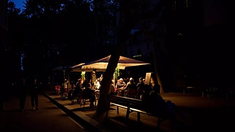 Clientes cenan en un restaurante iluminado por un generador durante un apagón en Barcelona, ​​España, el lunes 28 de abril de 2025.