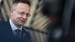Der ungarische Außenminister Peter Szijjarto spricht mit den Medien, als er zu einem Treffen der EU-Außenminister im Gebäude des Europäischen Rates in Brüssel eintrifft, Montag, Marc