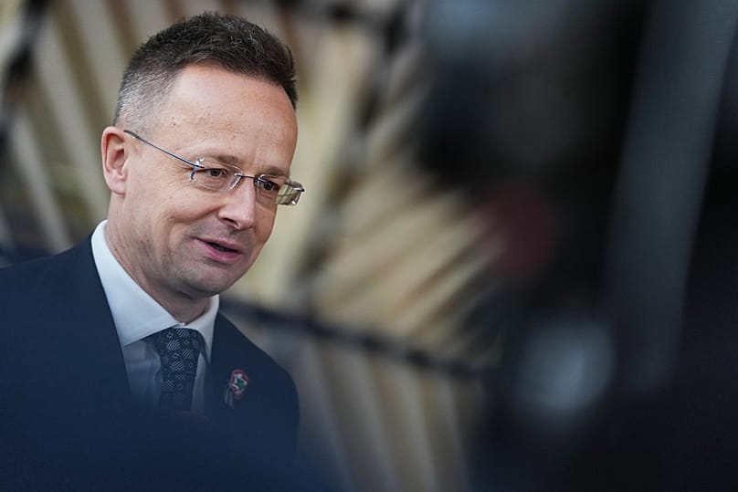 Ungarns Außenminister Péter Szijjártó spricht mit Medien beim Treffen des EU-Rats in Brüssel, Belgien, 16. März 2026