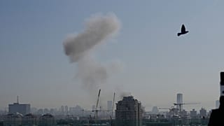 يتصاعد الدخان عقب ضربة صاروخية إيرانية في تل أبيب، إسرائيل، الثلاثاء 24 مارس/آذار 2026.