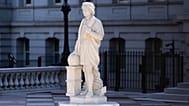 Una nueva estatua de Cristóbal Colón se alza frente al Edificio de Oficinas Ejecutivas Eisenhower, en el complejo de la Casa Blanca, el 23 de marzo de 2026, en Washington.