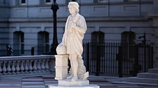 Nowy posąg Krzysztofa Kolumba stoi przed budynkiem Eisenhower Executive Office Building w kompleksie Białego Domu 23 marca 2026 r. w Waszyngtonie.