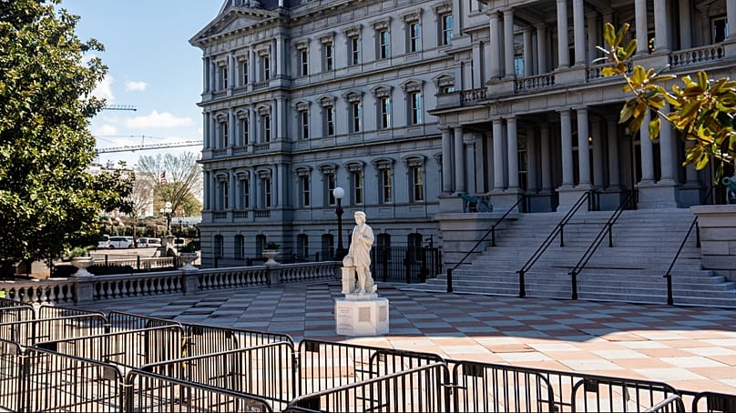 Una nueva estatua de Cristóbal Colón se alza frente al Edificio de Oficinas Ejecutivas Eisenhower, en el complejo de la Casa Blanca, el 23 de marzo de 2026, en Washington.