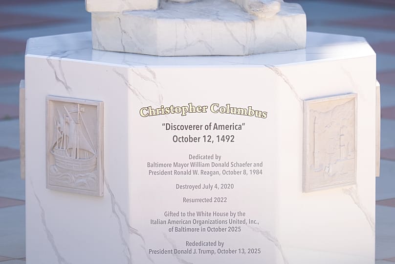 Una nueva estatua de Cristóbal Colón se alza frente al Edificio de Oficinas Ejecutivas Eisenhower, en el complejo de la Casa Blanca, el 23 de marzo de 2026, en Washington.