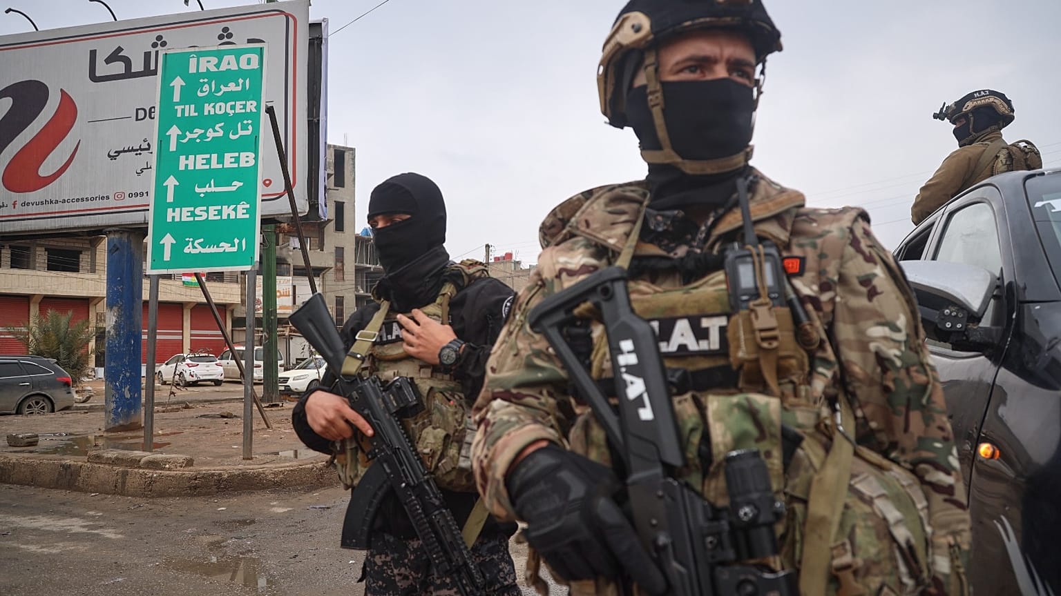 مقاتل من قوات قسد قبل دخول وزارة الداخلية السورية إلى منطقة القامشلي شرق سوريا 