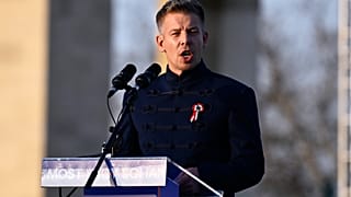 Oppositionsführer Peter Magyar spricht zu seinen Anhängern während einer Demonstration in Budapest, Sonntag, 15. März 2026. (AP Photo/Denes Erdos)