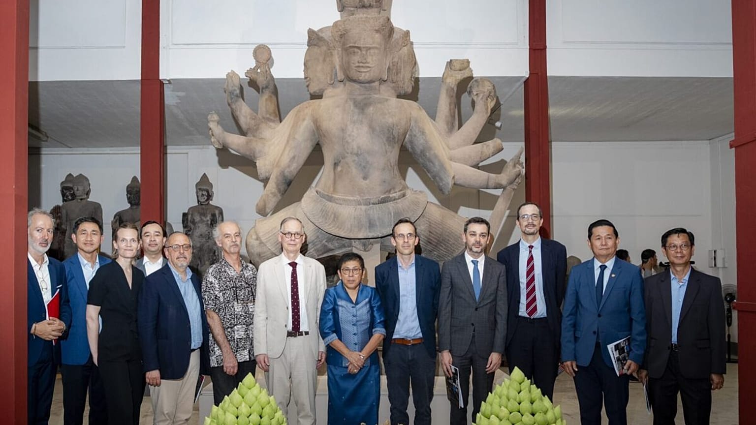 Group photo of Cambodia offcials and EFEO in front of the dancing Shiva