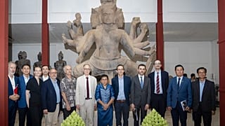 Group photo of Cambodia offcials and EFEO in front of the dancing Shiva