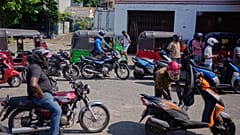 Pessoas fazem fila para comprar combustível em Colombo, Sri Lanca