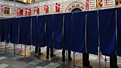 Menschen wählen in einem Wahllokal im Rathaus in Kopenhagen, Dänemark, am Dienstag, 24. März 2026, während der Parlamentswahlen. 