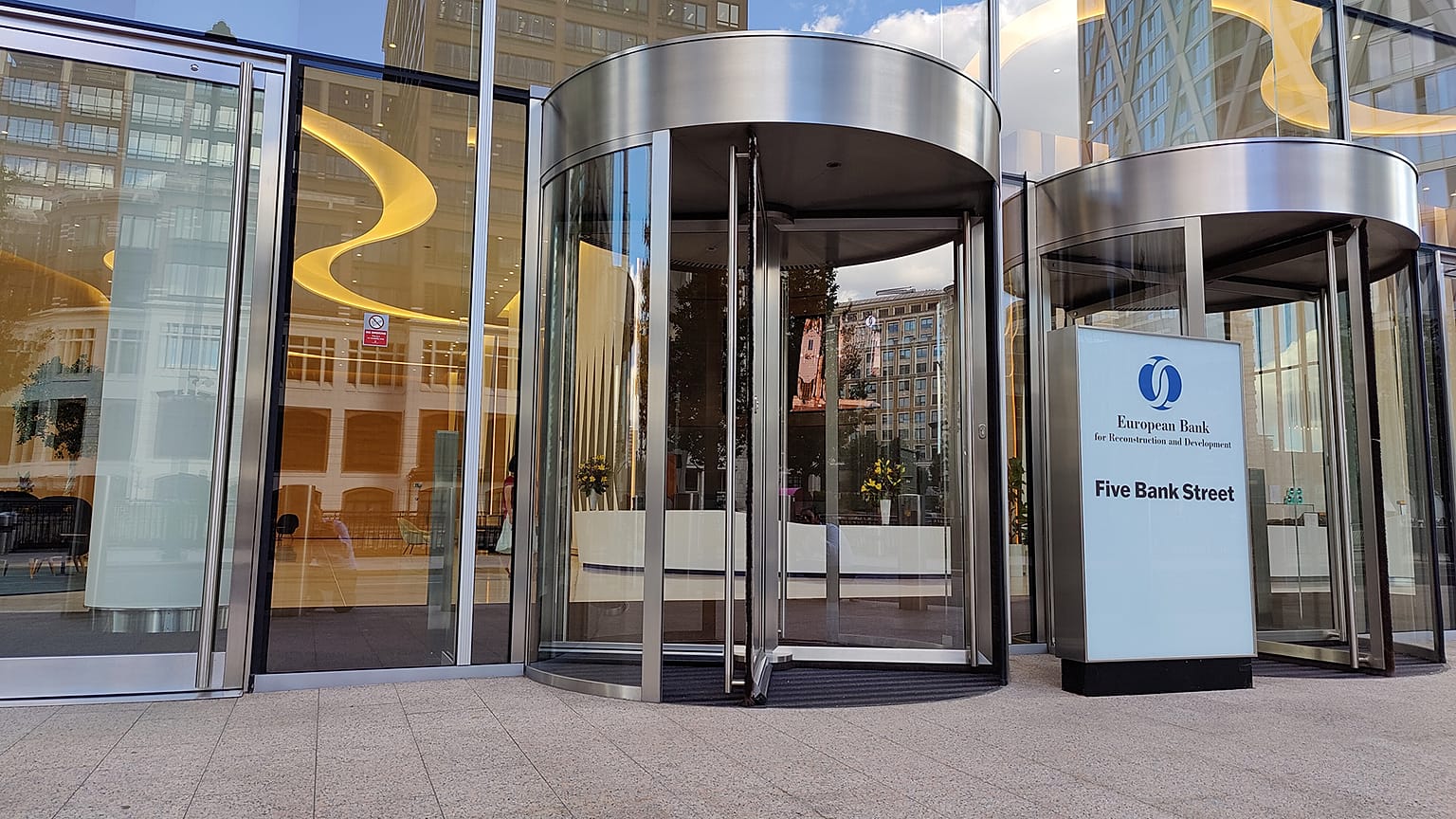 Ingresso della sede centrale della Bers (Banca europea per la ricostruzione e lo sviluppo)