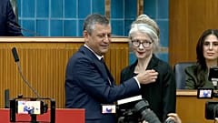 Emine Ülker Tarhan'ın rozetini CHP lideri Özgür Özel taktı. / 24 Mart 2026 Salı