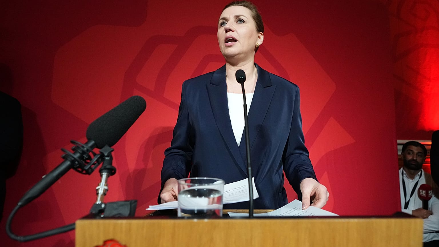 La primera ministra danesa, Mette Frederiksen, se dirige a los miembros de su Partido Socialdemócrata en el Parlamento danés, en Copenhague, tras las elecciones  en 2026.