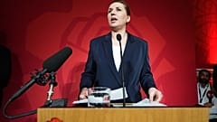 La primera ministra danesa, Mette Frederiksen, se dirige a los miembros de su Partido Socialdemócrata en el Parlamento danés, en Copenhague, tras las elecciones  en 2026.